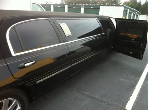 10 PASSENGER LIMO Numberer of Passenger: 10